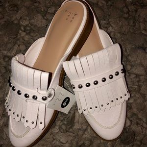 🌟BRAND NEW🌟 “A. New Day” White Mules!